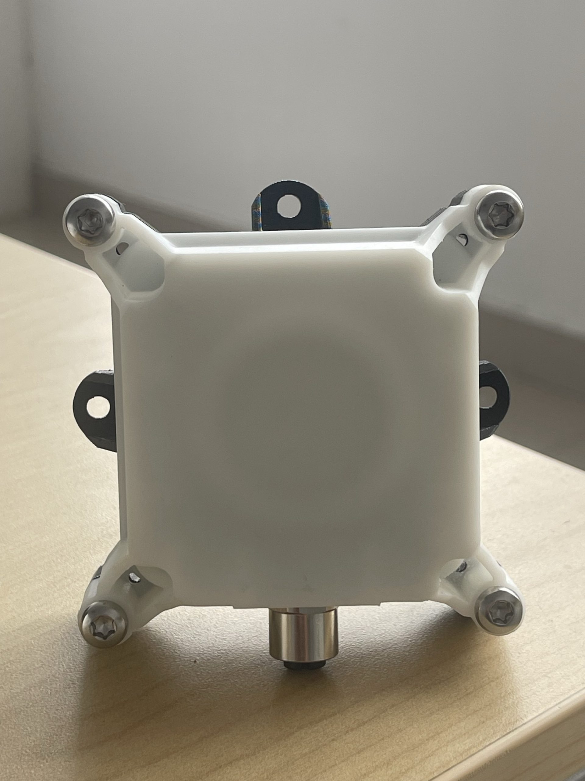 REA-1020 外观验证 3D 打印样机(量产版为黑色天线罩 + 黄色后座)